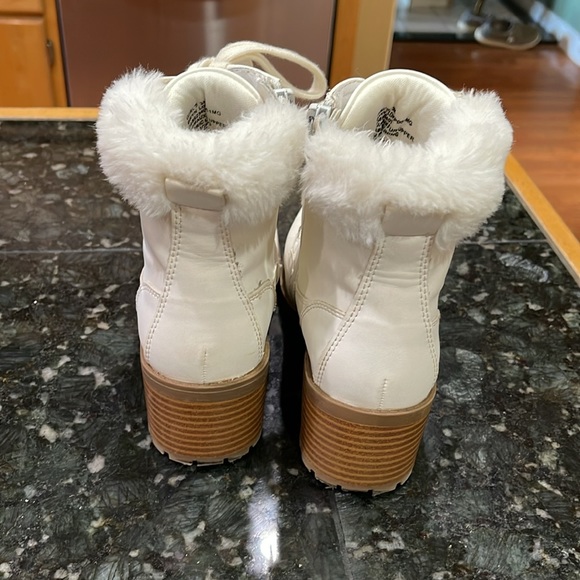 Girls  Size 3 Bryn  Mia Girl  creamy white boots Fur Top Sparkly tongue - Picture 2 of 7